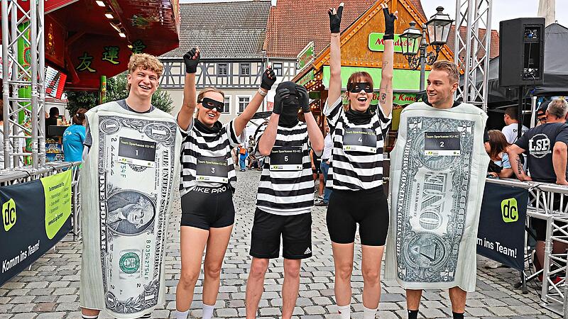 Die Teammitglieder der Sparkasse verkleideten sich als rennende Geldscheine und Panzerknacker. Dafür gab es den Sonderpreis für‘s Outfit.Sonny Adam Die Teammitglieder der Sparkasse verkleideten sich als rennende Geldscheine und Panzerknacker. Dafür gab es den Sonderpreis für‘s Outfit.Sonny Adam