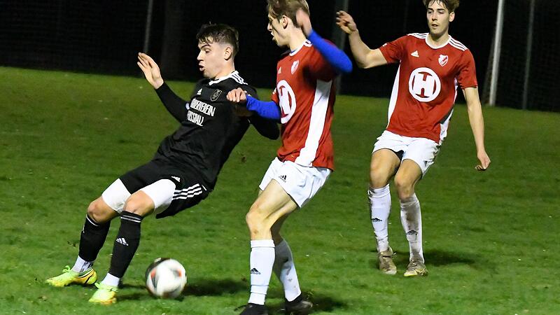 Sebastian Schubert (links) vom TSV M&uuml;nnerstadt bekommt es hier mit dem Bad Kissinger Luis H&uuml;fner zu tun. Im Hintergrund beobachtet Vincent Kiesel den Zweikampf. Der heimische FC 06 bezwingt den TSV mit 4:2.