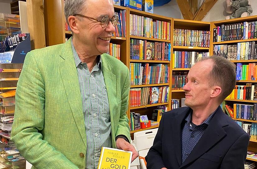 Tobias Roller (rechts) las in der Buchhandlung von Christian Schmidt in Adelsdorf aus seinem Werk „Der Goldhügel“. Tobias Roller (rechts) las in der Buchhandlung von Christian Schmidt in Adelsdorf aus seinem Werk „Der Goldhügel“.