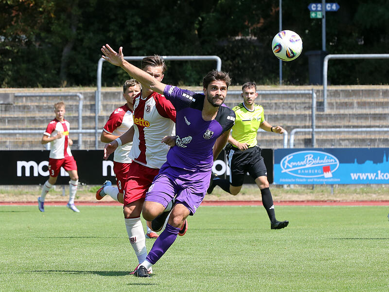 FC Eintracht mit Kapitän Kettler gegen Cham Auf Abwehrchef Christopher Kettler (vorne) und den FC Eintracht Bamberg wartet das Bayernliga-Spitzenspiel.
