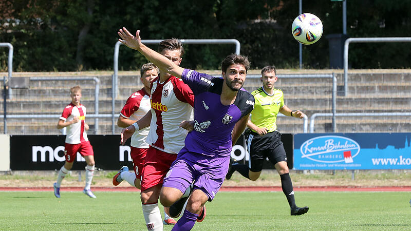 FC Eintracht mit Kapitän Kettler gegen Cham Auf Abwehrchef Christopher Kettler (vorne) und den FC Eintracht Bamberg wartet das Bayernliga-Spitzenspiel.