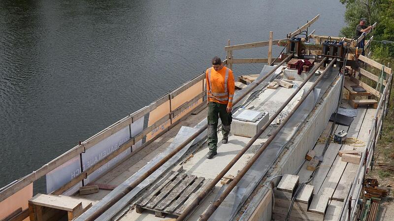 Mit Zugstangen wurden die beiden Brücken auf einer Gleitebene bewegt.