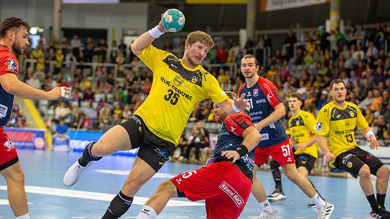 Jan Schäffer (M.) und der HSC 2000 Coburg sind am Freitag beim TV 05/07 Hüttenberg zu Gast. Der Verein steht als Zwölftplatzierter momentan stark unter Druck. Für den Coburger Coach Jan Gorr wird es ein besonderes Spiel bei seinem Heimatverein. Jan Schäffer (M.) und der HSC 2000 Coburg sind am Freitag beim TV 05/07 Hüttenberg zu Gast. Der Verein steht als Zwölftplatzierter momentan stark unter Druck. Für den Coburger Coach Jan Gorr wird es ein besonderes Spiel bei seinem Heimatverein.