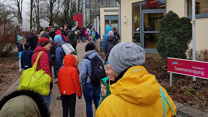 Schlangestehen vor dem K&ouml;nigsbad: W&auml;hrend der Ferienzeit finden  die meisten Wartenden keinen Einlass.Forchheim & Fr&auml;nkische Schweiz