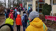 Schlangestehen vor dem Königsbad: Während der Ferienzeit finden  die meisten Wartenden keinen Einlass.Forchheim & Fränkische Schweiz