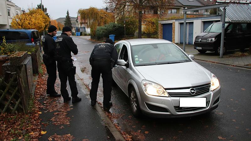 Nach einer Entführung verteilten Bereitschaftspolizisten im November 2023 Flyer in Karlstadt am Entführungsort. Sie hofften auf Hinweise von Passanten - und wurden nicht enttäuscht.