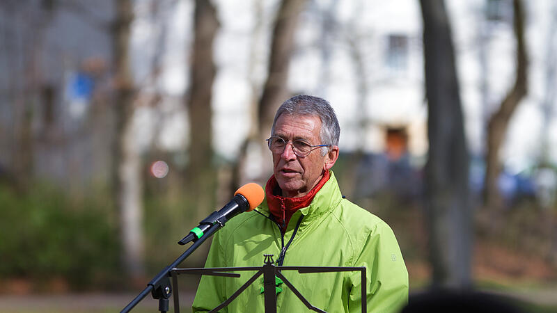 Bunt statt Braun: Versammlungsleiter Emmerich Huber spielt den Kritikball an die CSU zurück.Zweite Demo für Demokratie und gegen Rechts Forchheim Bunt statt Braun: Versammlungsleiter Emmerich Huber spielt den Kritikball an die CSU zurück.Zweite Demo für Demokratie und gegen Rechts Forchheim
