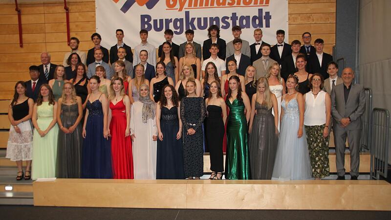 47 Schüler haben am Gymnasium Burgkunstadt das Abitur in der Tasche. Das Foto zeigt sie mit Lehrern und Ehrengästen. 47 Schüler haben am Gymnasium Burgkunstadt das Abitur in der Tasche. Das Foto zeigt sie mit Lehrern und Ehrengästen.