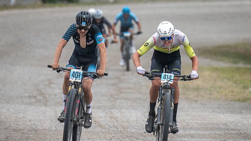 Der Kulmbacher Elias H&uuml;ckmann sicherte sich beim Bikefestival in Basel im Sprint Platz 4 vor dem Schweizer Lewin Iten (links).