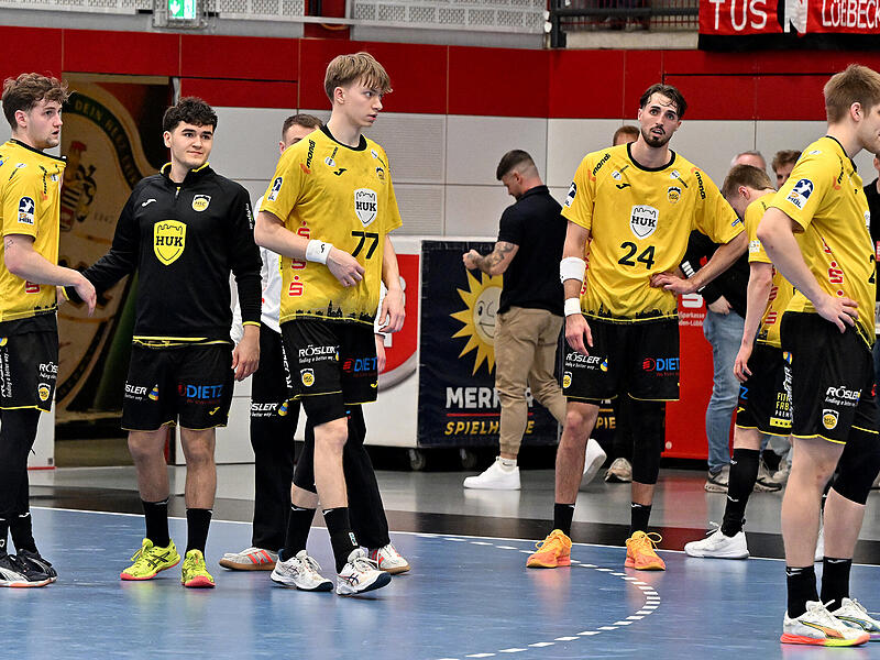 Entt&auml;uschung beim HSC Coburg um Spielmacher Mikael Helmersson (Zweiter von rechts) nach der Niederlage in L&uuml;bbecke.