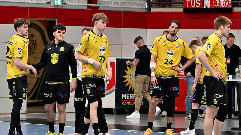 Entt&auml;uschung beim HSC Coburg um Spielmacher Mikael Helmersson (Zweiter von rechts) nach der Niederlage in L&uuml;bbecke.