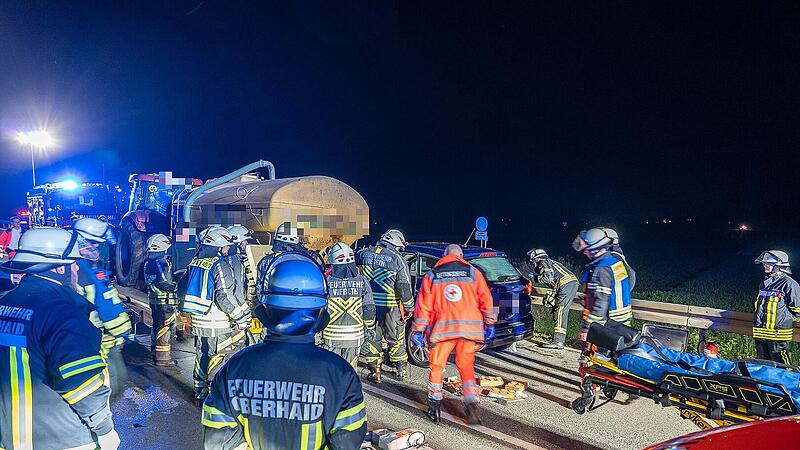 Auto kracht in Traktor-Gespann bei Oberhaid Auto kracht in Traktor-Gespann bei Oberhaid