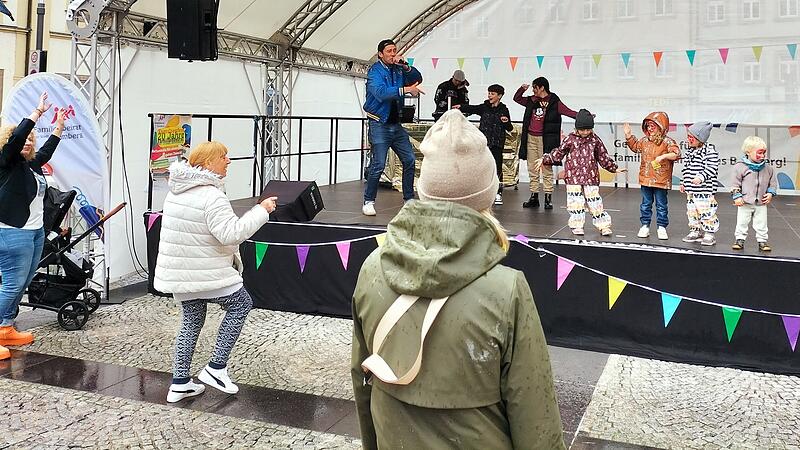 Jonas &bdquo;Bamb&auml;gga&ldquo;  Ochs brachte am Bamberger Maxplatz Kinder und Eltern zum Tanzen.