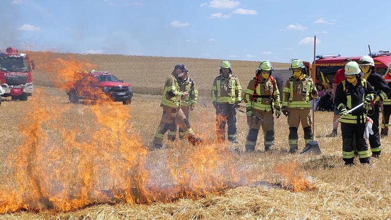 Die praktische &Uuml;bung diente auch der Anschauung, wie schnell sich ein Feuer ausbreiten kann.