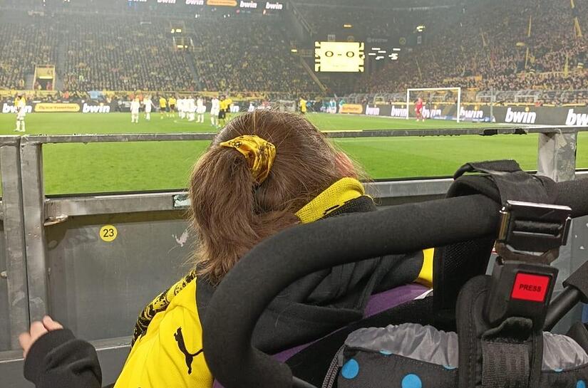 Luisa auf dem Rollstuhlplatz im Zuschauerraum des Westfalenstadions.