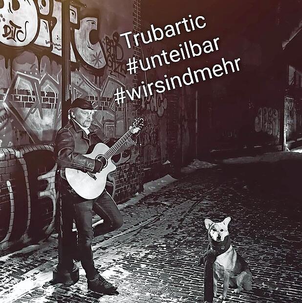 Der Oldenburger K&uuml;nstler &bdquo;Trubartic&ldquo; wird am 24. Oktober im Kronacher Caf&eacute; Kitsch bei den &bdquo;Omas und Opas gegen Rechts&ldquo; Lieder gegen Menschenverachtung spielen.