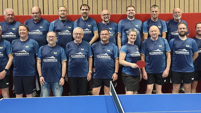 Die Aktiven im Jubil&auml;umsjahr: (Hinten von links) Dietmar Martin, Achim Blum, J&uuml;rgen Eberlein, Johannes Hofst&auml;tter, Dr. Georg Bauer, Pierre Plechke, Hubert Lingenfelder, Hans-J&uuml;rgen Burdack, sowie (vorne von links) Tino Kickuth, Sportwart Wolfgang ...