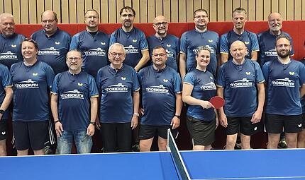 Die Aktiven im Jubil&auml;umsjahr: (Hinten von links) Dietmar Martin, Achim Blum, J&uuml;rgen Eberlein, Johannes Hofst&auml;tter, Dr. Georg Bauer, Pierre Plechke, Hubert Lingenfelder, Hans-J&uuml;rgen Burdack, sowie (vorne von links) Tino Kickuth, Sportwart Wolfgang ...