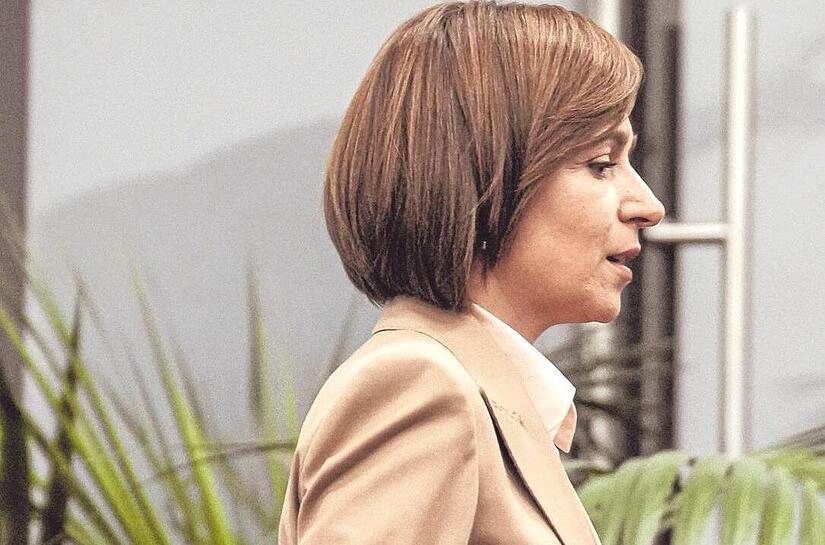 Der moldauischen Präsidentin Maia Sandu stehen schwere Zeiten bevor. Das Referendum wurde nur knapp angenommen. Der moldauischen Präsidentin Maia Sandu stehen schwere Zeiten bevor. Das Referendum wurde nur knapp angenommen.