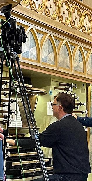 Gerald Fink spielt an dem noch original aus dem 19. Jahrhundert erhaltenen großen Instrument in der schwarzen Kirche in Kronstadt/Braslov (im Rahmen einer Reise der evangelischen Kirchengemeinde 2024).