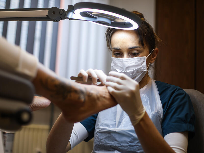 Kateryna Chumak bei der Arbeit in der Podologie-Praxis Metzner.