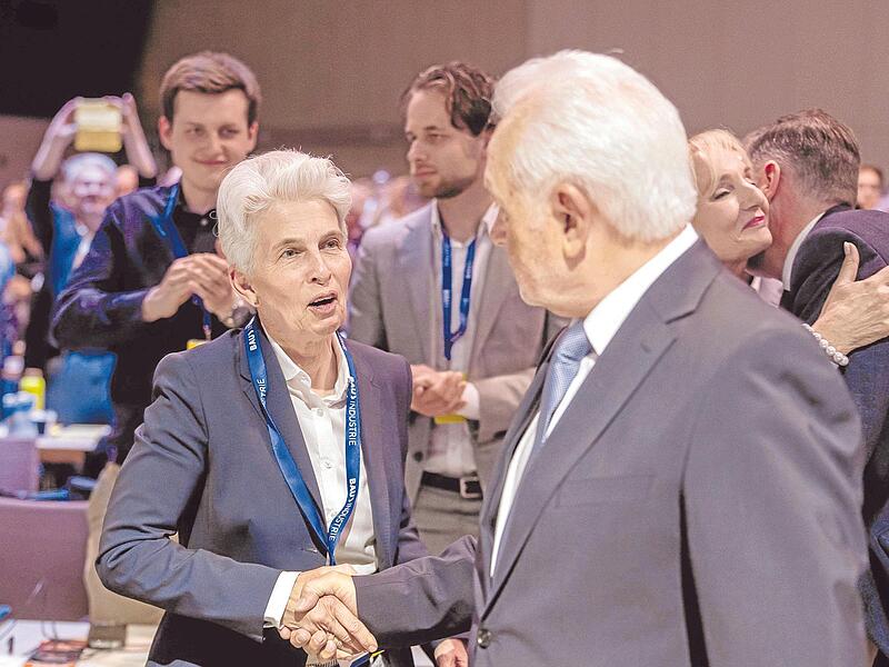 Nach der &uuml;berraschenden Kampfabstimmung: Marie-Agnes Strack-Zimmermann gratuliert Wolfgang Kubicki.   