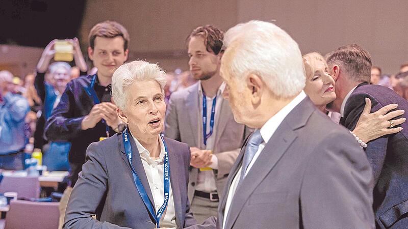 Nach der &uuml;berraschenden Kampfabstimmung: Marie-Agnes Strack-Zimmermann gratuliert Wolfgang Kubicki.   