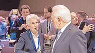 Nach der &uuml;berraschenden Kampfabstimmung: Marie-Agnes Strack-Zimmermann gratuliert Wolfgang Kubicki.   