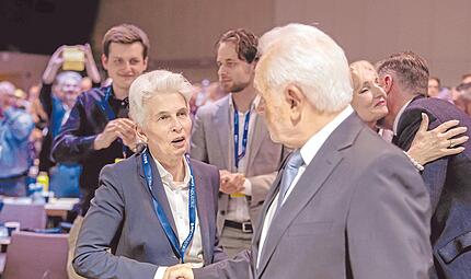 Nach der &uuml;berraschenden Kampfabstimmung: Marie-Agnes Strack-Zimmermann gratuliert Wolfgang Kubicki.   