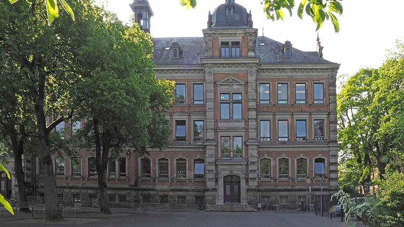 Die R&uuml;ckertschule wird ab dem n&auml;chsten Sommer zwei Jahre lang saniert. Neue Fenster, eine neue Haustechnik, L&uuml;ftungsanlage und Aufzug sind vorgesehen. Der Bausenat stimmte dem Projekt mit einem Volumen von insgesamt 10,8 Millionen Euro zu. Darin s...