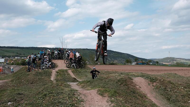 Bisher war der Pumptrack am Sportzentrum ein Provisorium. 2024 sind im städtischen Haushaltsplan erste Mittel für einen Mehrgenerationenpark samt neuer Fahrradstrecke vorgesehen. Bisher war der Pumptrack am Sportzentrum ein Provisorium. 2024 sind im städtischen Haushaltsplan erste Mittel für einen Mehrgenerationenpark samt neuer Fahrradstrecke vorgesehen.