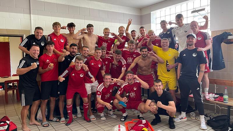 Tabellenf&uuml;hrer nach dem 3. Spieltag in der Landesliga Nordwest: die Jungs und Betreuer der Vestekicker. Der Jubel in der Kabine war nach dem 1:0-Heimsieg gegen den TSV Schammelsdorf gro&szlig;.