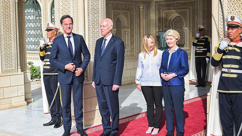 Der Pr&auml;sident von Tunesien, Kais Saied (2.v.l), empf&auml;ngt die EU-Delegation mit dem niederl&auml;ndischen Premierminister Mark Rutte (links), der Pr&auml;sidentin der Europ&auml;ischen Kommission, Ursula von der Leyen (rechts), und der italienischen Premierminist...