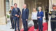 Der Präsident von Tunesien, Kais Saied (2.v.l), empfängt die EU-Delegation mit dem niederländischen Premierminister Mark Rutte (links), der Präsidentin der Europäischen Kommission, Ursula von der Leyen (rechts), und der italienischen Premierminist...