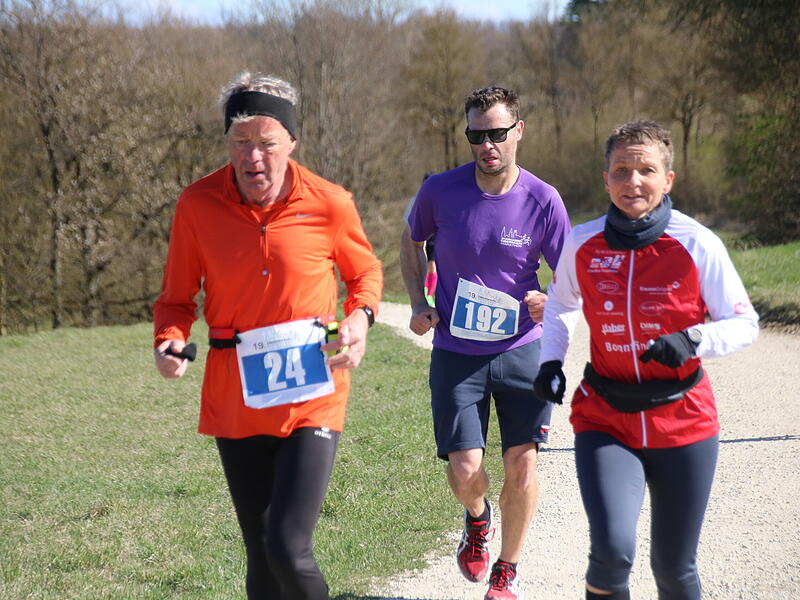 Strahlender Sonnenschein, aber nur niedrige Plusgrade erwartete die L&auml;ufer beim 19. Obermain-Marathon rund um Bad Staffelstein. Die Marathon-Strecke f&uuml;hrte wieder an den beiden Wahrzeichen der Kurstadt, dem Kloster Banz und der Basilika Vierzehnheiligen vorbei.