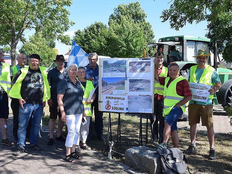 Vor der Kulturhalle Schweinfurt protestierten Mitglieder der B&uuml;rgerinitiative A7 Stromtrasse NEIN und der B&uuml;rgerinitiative Bergrheinfeld erneut gegen das SuedLink-Projekt.