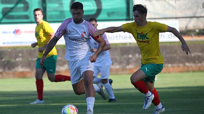 Der Erlanger Lucas Markert (li.) wird vom Bamberger Max H&uuml;ttner verfolgt.