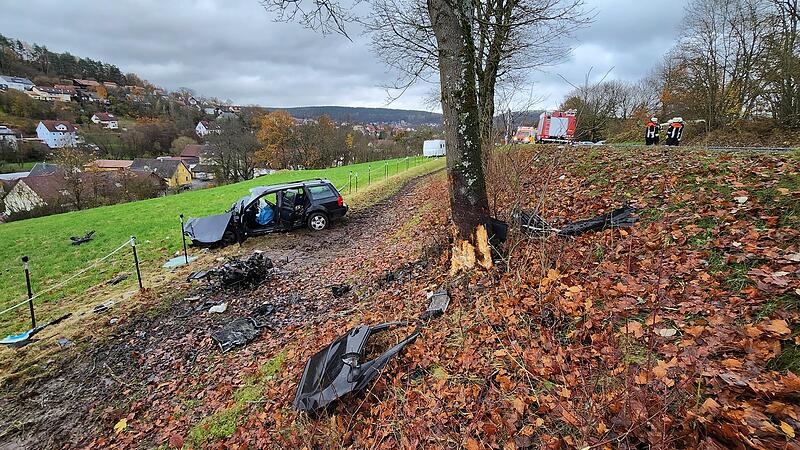 Die Rettungskräfte konnten für den 69-jährigen Fahrer des VW nichts mehr tun, er starb noch an der Unfallstelle kurz vor Aschach. Der Unfallort glich einem Trümmerfeld. Sogar der Motorblock wurde aus dem Auto gerissen, er liegt auf dem Feldweg.