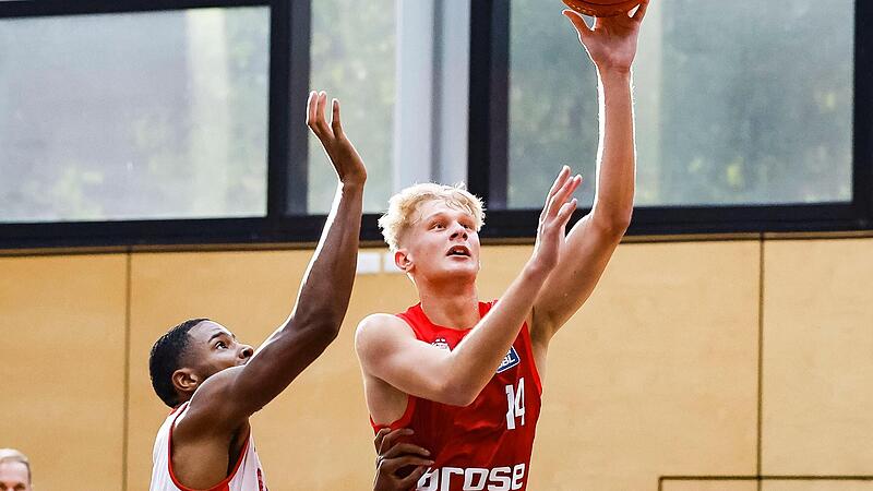 Aufgrund der Bamberger  Personalprobleme d&uuml;rfte Youngsgter Jannis Sonnefeld (r.) auch beim Turnier in Bayreuth viel Einsatzzeit bekommen.