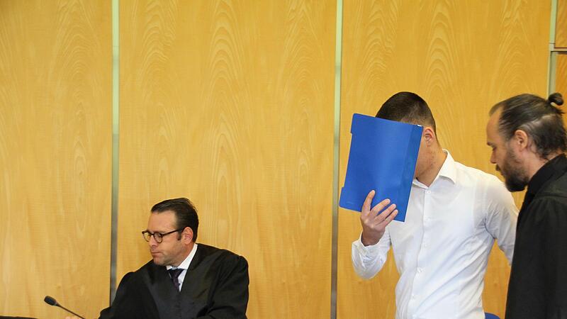 Prozess in Coburg: Hier erscheint der angeklagte Tim S. am ersten Verhandlungstag im Gerichtssaal.