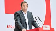 Der SPD-Parteivorsitzende Lars Klingbeil gibt ein Statement  zur  Bundespolitik ab.