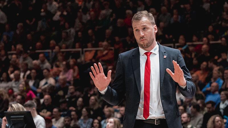 Anton Gavel ist seit Sommer 2024 Cheftrainer bei den Bamberg Baskets. Das angepeilte Saisonziel, das Erreichen der Play-offs, ist aktuell in weiter Ferne.