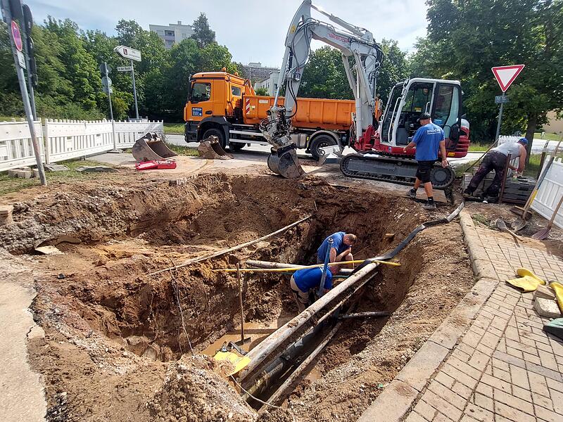An der Kreuzung Welkenbacher Kirchweg / In der Reuth kam es am fr&uuml;hen Morgen zu einem Wasserrohrbruch.