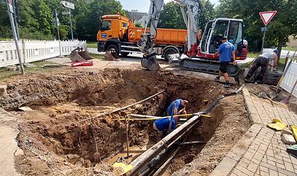 An der Kreuzung Welkenbacher Kirchweg / In der Reuth kam es am fr&uuml;hen Morgen zu einem Wasserrohrbruch.