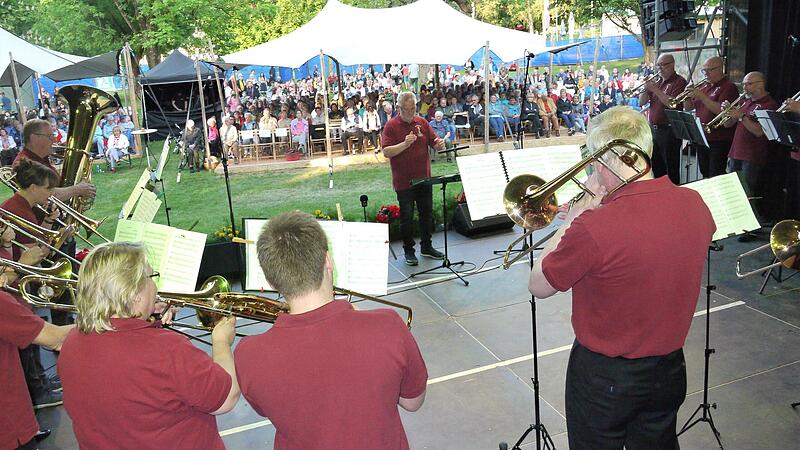 Klangvolle Bläsermusik des Posaunenchors St. Johannis erfüllten den lauen Sommerabend im Stadtbad-Park.Forchheim & Fränkische Schweiz Klangvolle Bläsermusik des Posaunenchors St. Johannis erfüllten den lauen Sommerabend im Stadtbad-Park.Forchheim & Fränkische Schweiz
