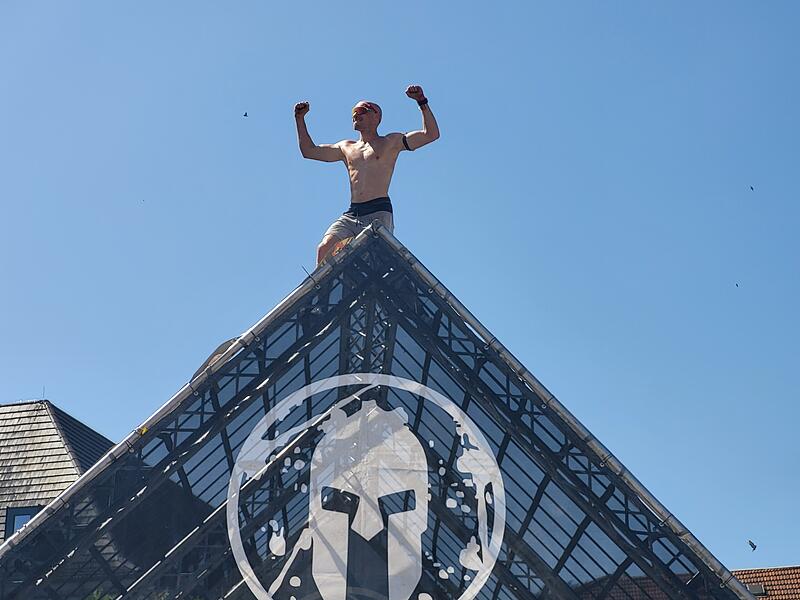 Spartan Race 2025 Christian Kraus freut sich kurz vor dem Zieleinlauf auf dem A-Frame über seinen ersten Platz.