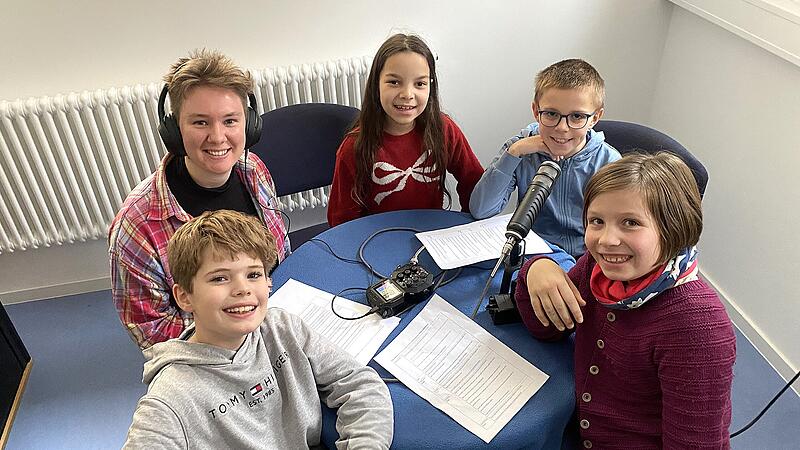 Podcasten wie die Profis: Zusammen mit Volont&auml;rinnen und Volont&auml;ren des Fr&auml;nkischen Tags erstellten die Kids der 4a der Domschule ihren Podcast "Domschulgezwitscher".