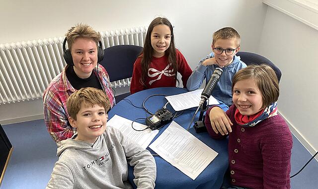 Podcast Domschulgezwitscher Podcasten wie die Profis: Zusammen mit Volontärinnen und Volontären des Fränkischen Tags erstellten die Kids der 4a der Domschule ihren Podcast "Domschulgezwitscher".