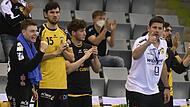 Mittwochabend, HUK-Arena: Fabian Apfel (links) steht im Kader des HSC 2000 Coburg. Nach kardiologischen Auffälligkeiten musste das Torwart-Talent eine Zwangspause einlegen. Nun ist Apfel zurück und feuerte sein Team von der Bank aus an.