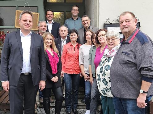 Oberbürgermeister Ingo Lehmann (links) würdigte die jahrzehntelangen Verdienste von neun Mitarbeitenden der Stadt Kulmbach: (ab Zweiter von links) Thomas Heinlein, Personalchefin Ann-Sophie Lindner, Personalratsvorsitzender Florian Wolfrum, Gerhar...